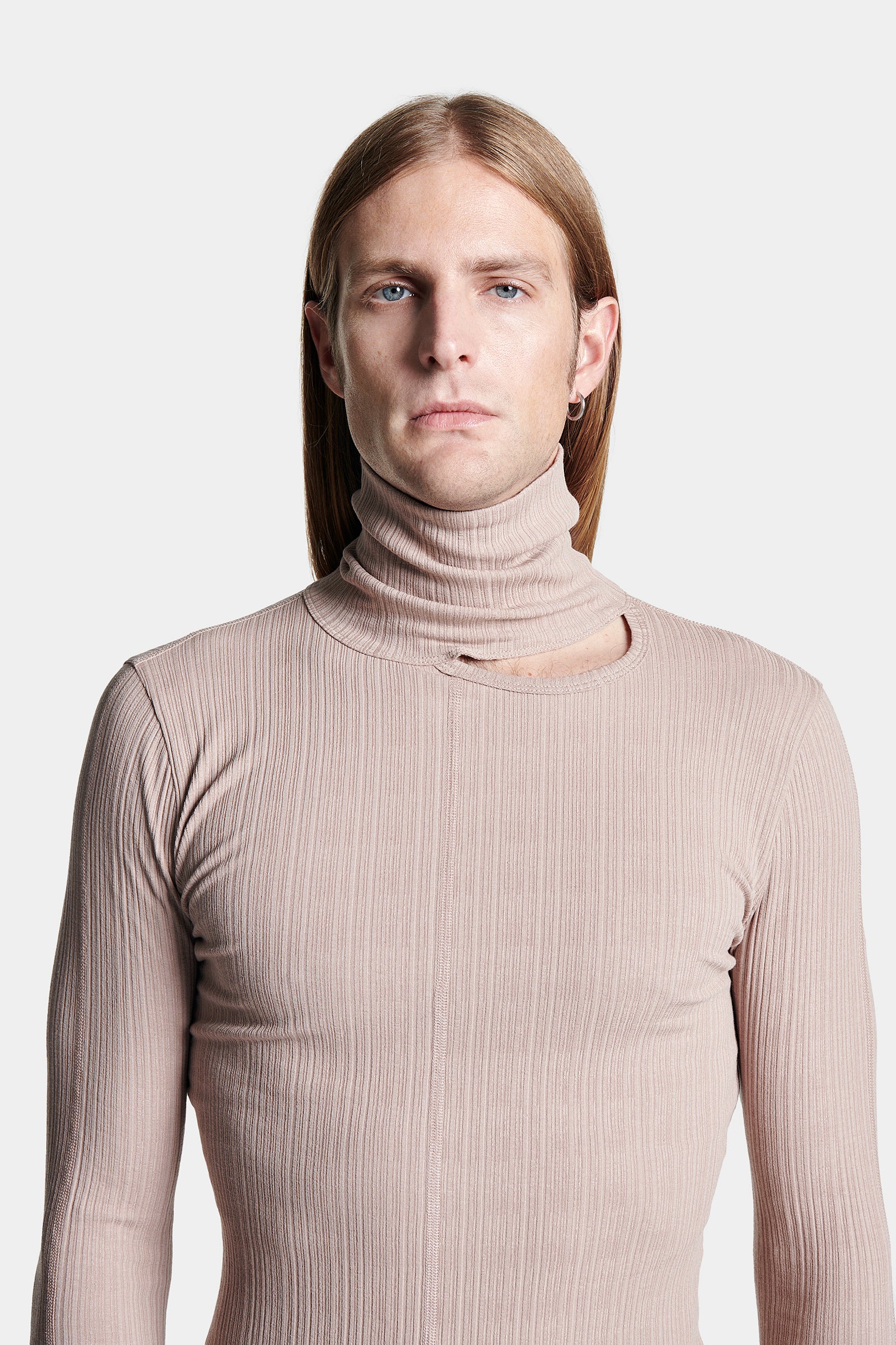 TURTLENECK WITH ASYMETRICAL OPENING